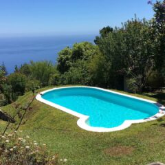 piscina elevada con vistas al mar