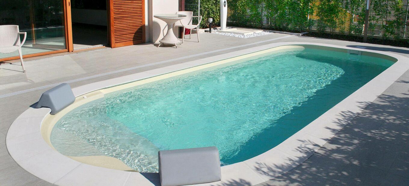 piscina enterrada rectangular con escalera integrada