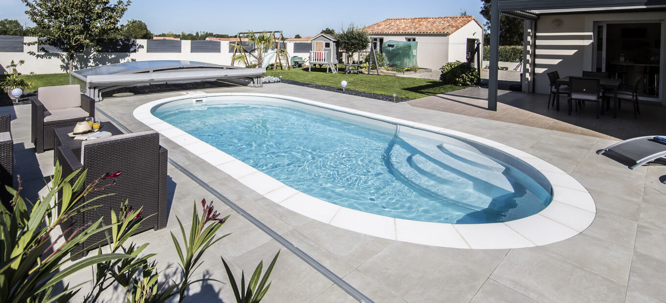 piscina ovalada con cubierta de piscina corredora