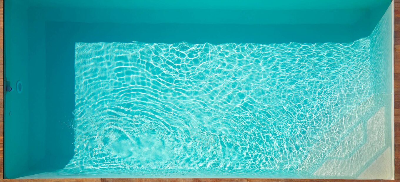 piscina rectangular con escalera en el ángulo