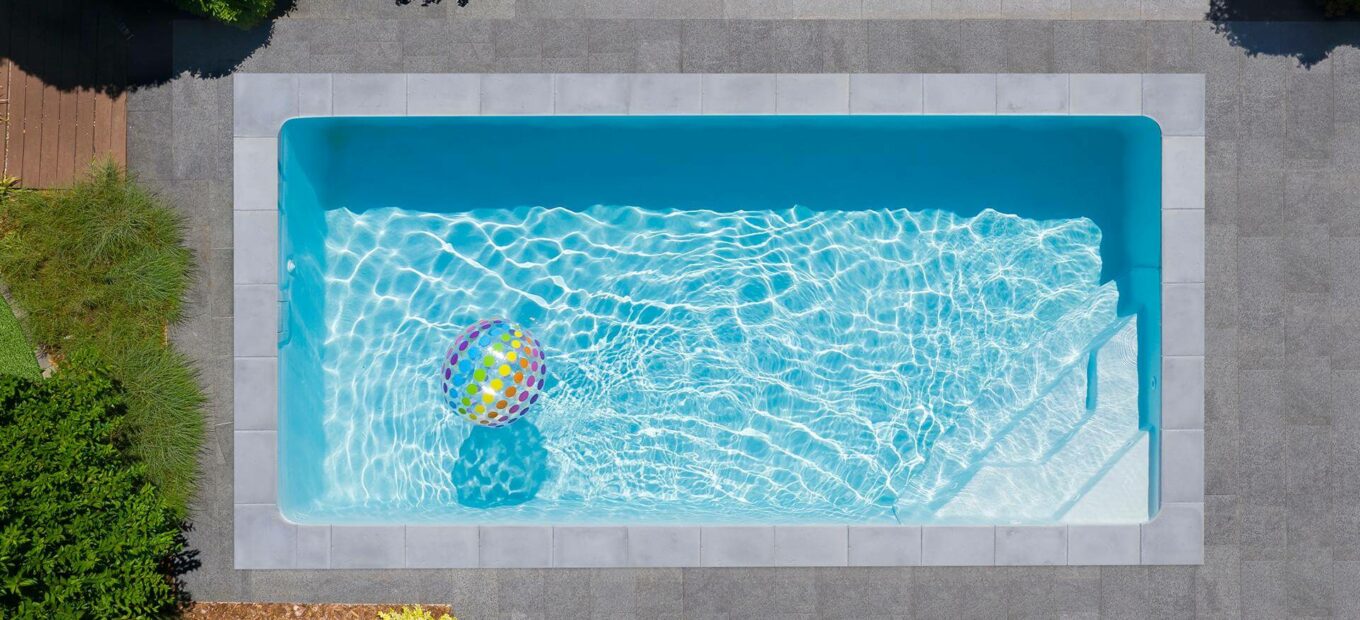 piscina rectangular con playa gris