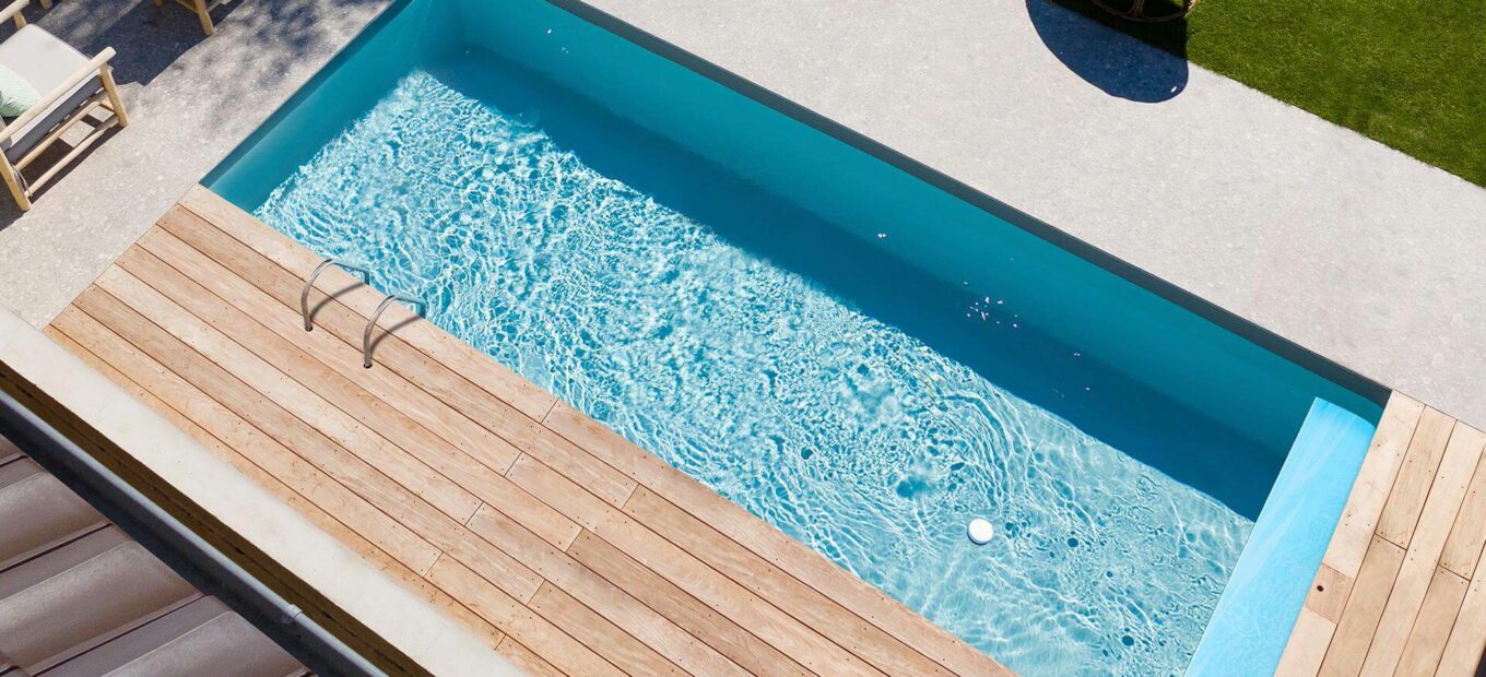 piscina rectangular enterrada con liner azul
