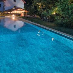 piscina rettangolare con corsia di nuoto