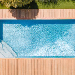 Rechthoekig zwembad met houten terras