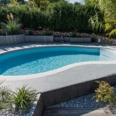 Tuinontwerp van het ingegraven zwembad boonvorm betonnen platen