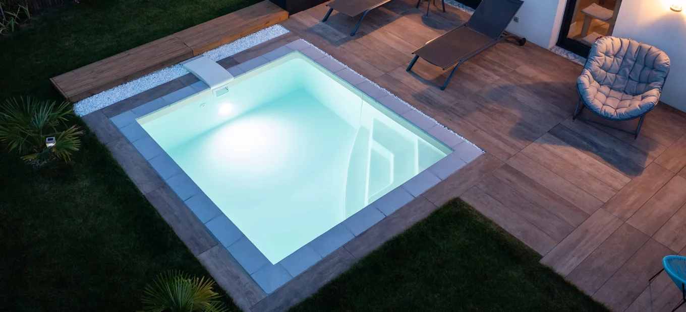 Mini piscina rectangular de noche