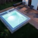 Mini piscina rectangular de noche
