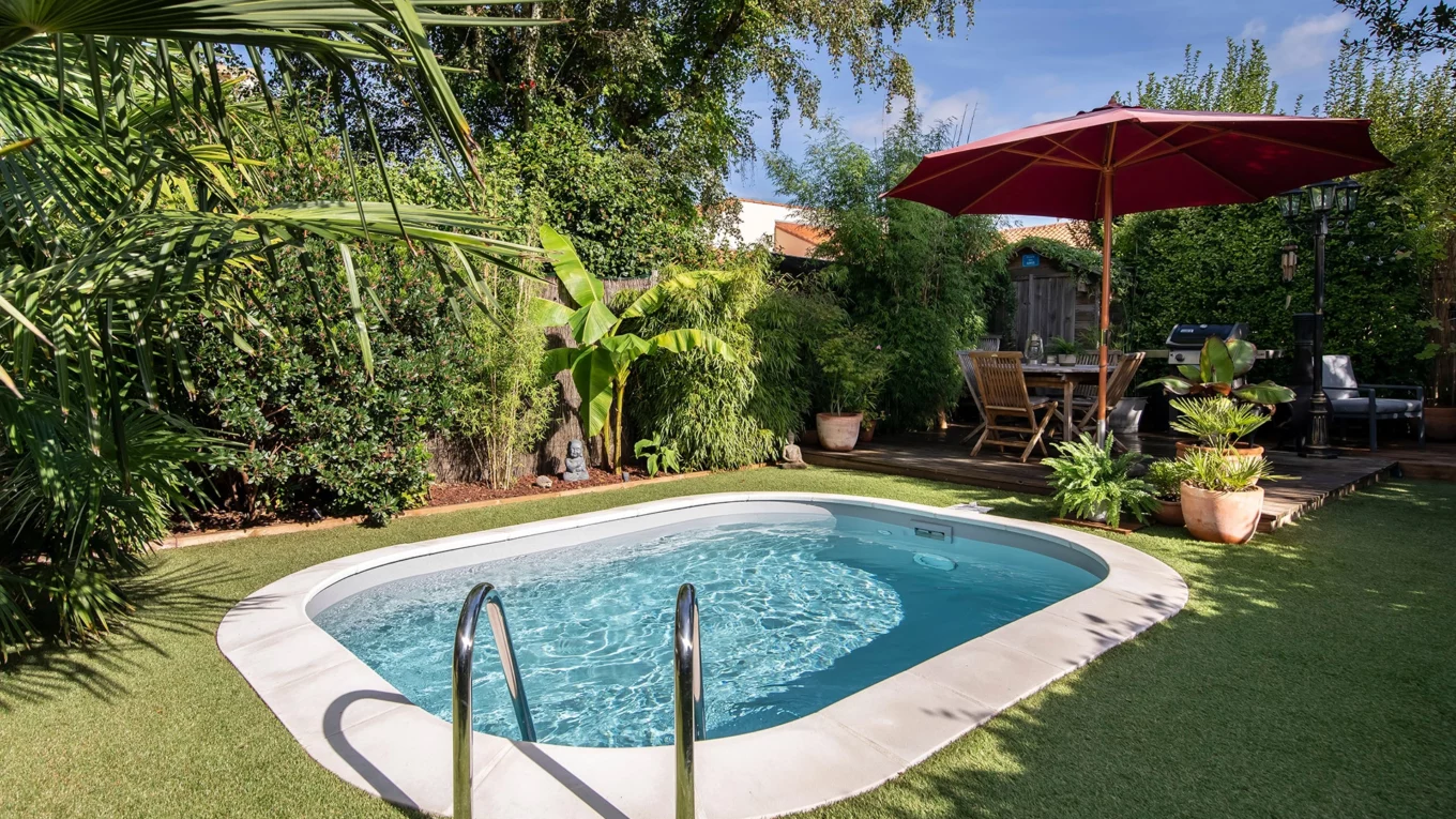 Mini piscina rectangular para jardín pequeño