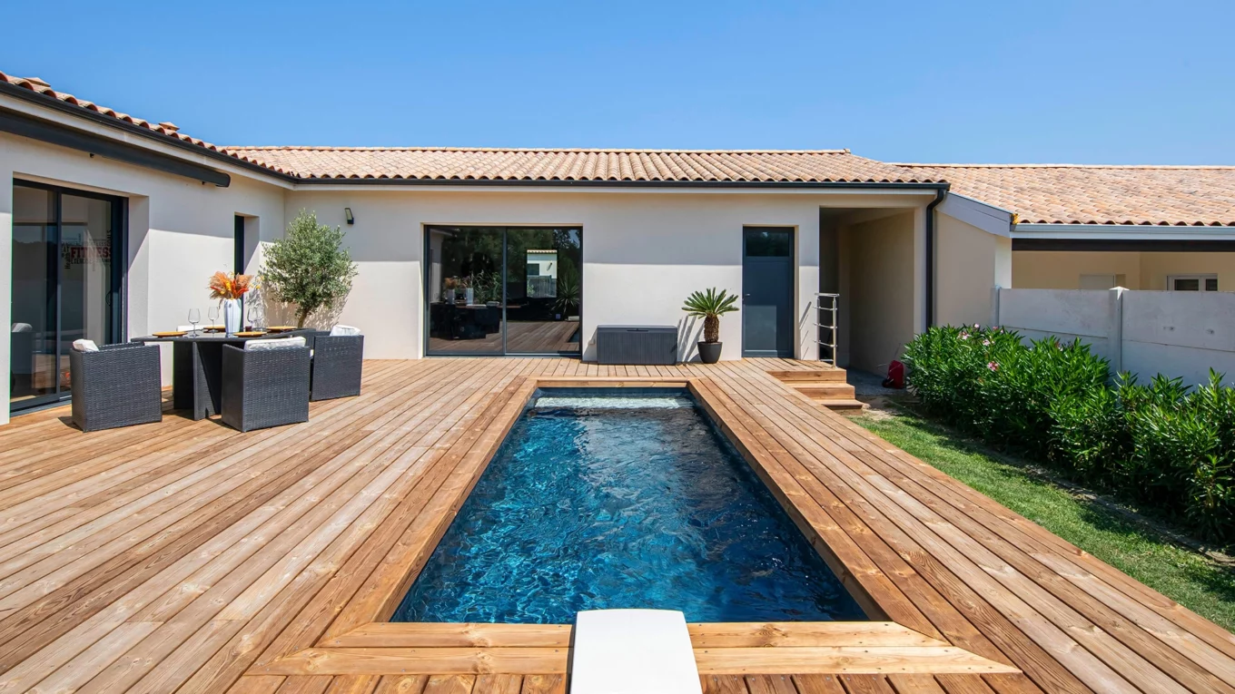 Piscina estrecha para jardín pequeño