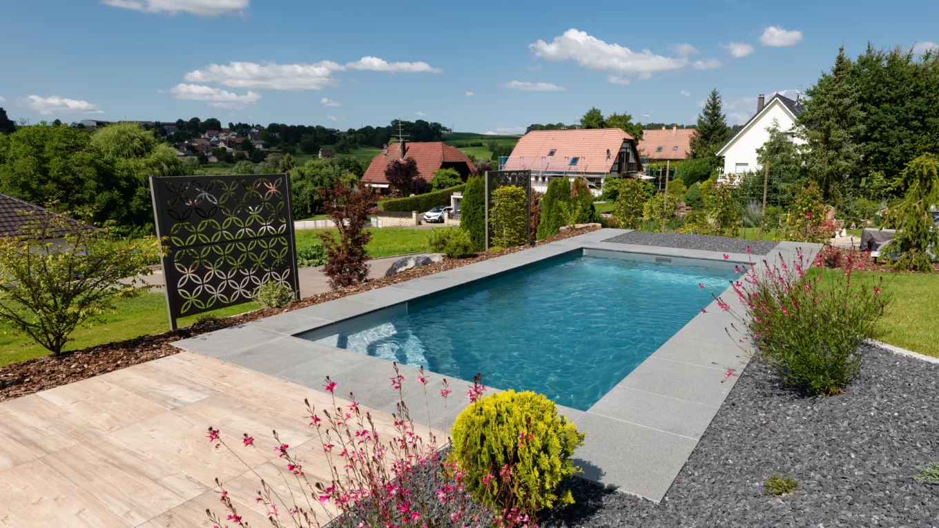 Piscina rectangular moderna de diseño