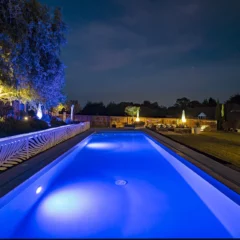 Carril de natación rectangular de noche
