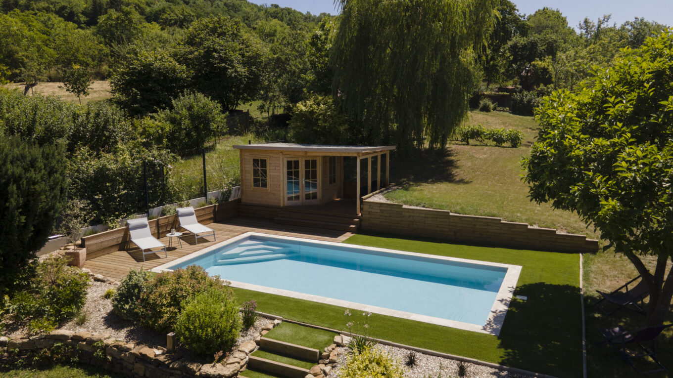 Kan ik een zwembad op een terrasvormig terrein bouwen?