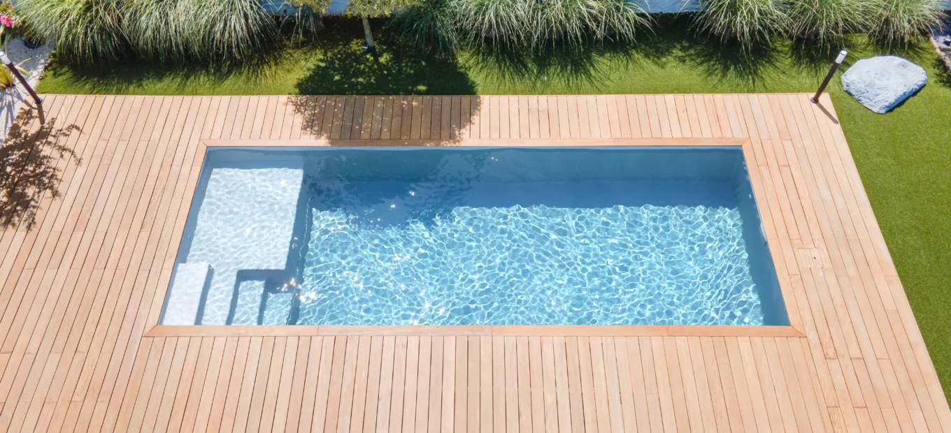 piscină rectangulară cu scări