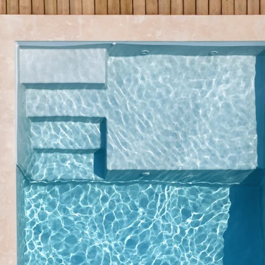 escadaria de piscina com praia