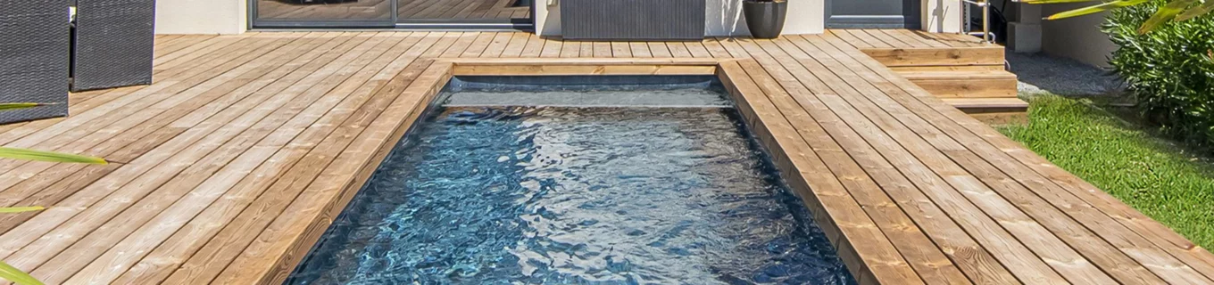 plage immergée piscine rectangle terrasse bois