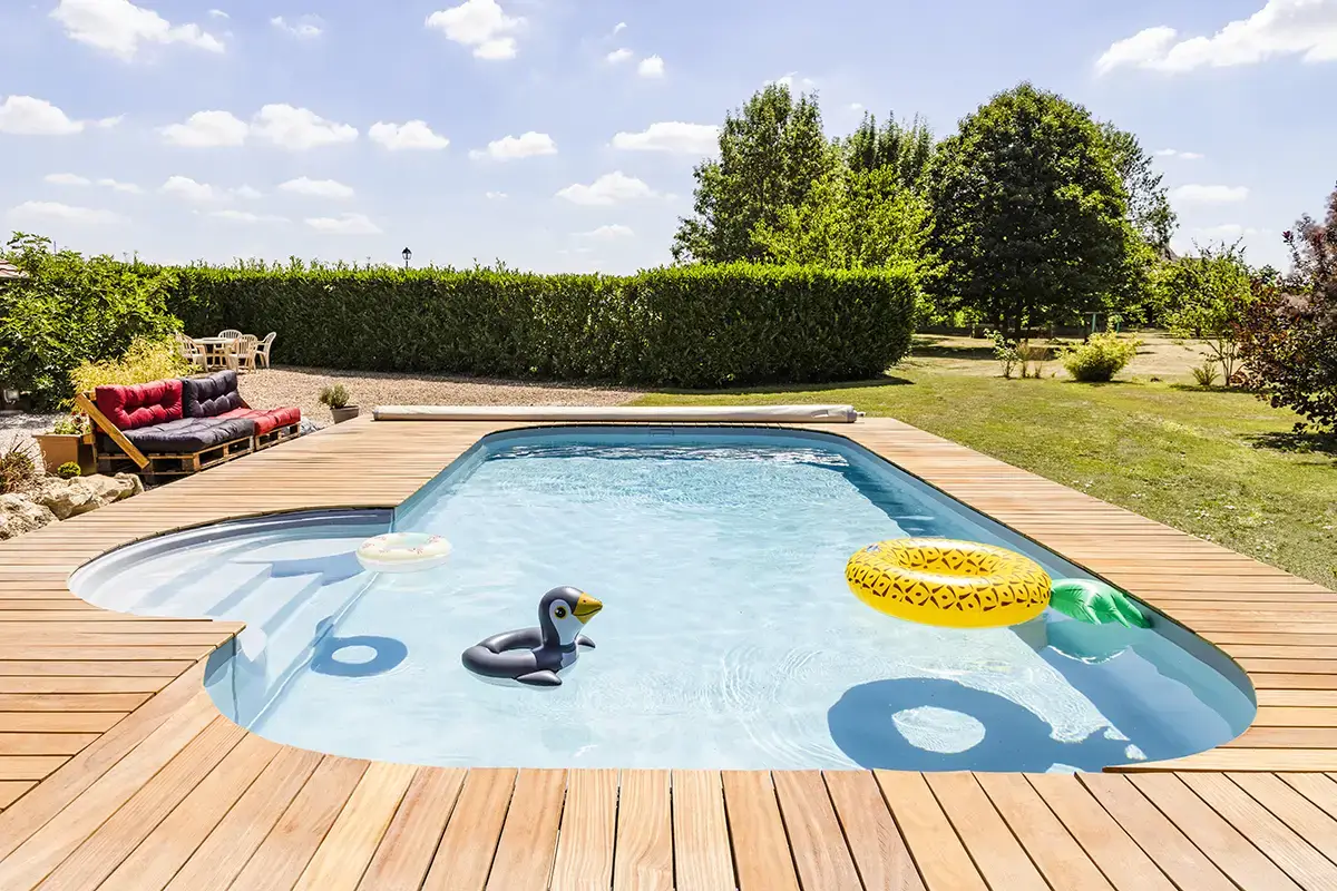Les différences entre une piscine coque et une piscine en kit