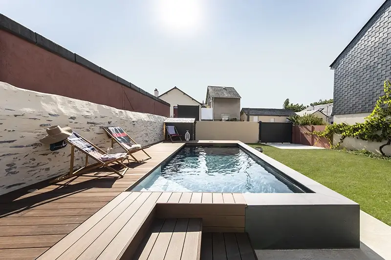 piscine rectangle semi enterrée escalier intégré