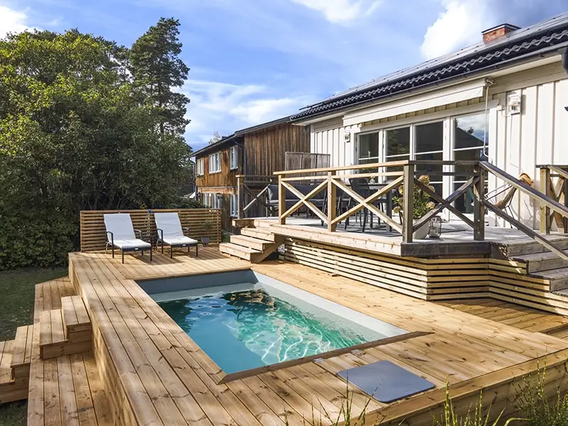 piscine semi-enterrée