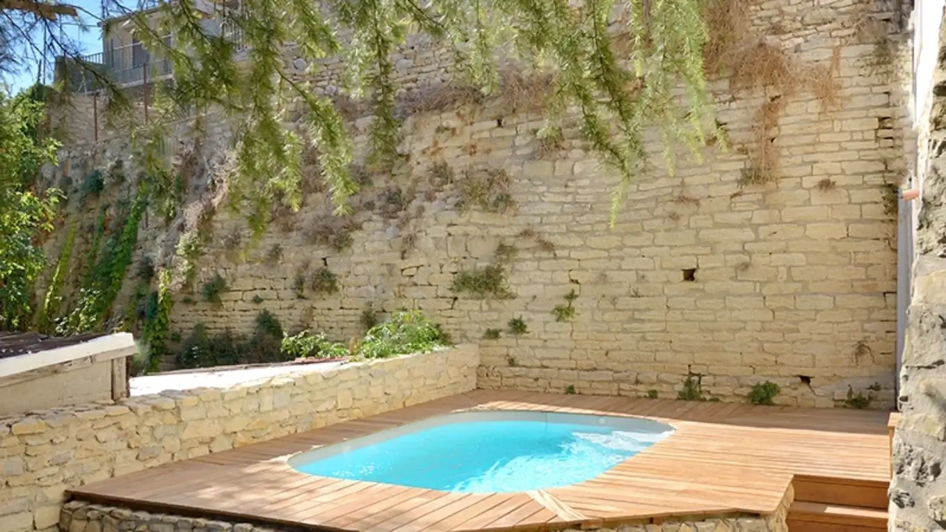 mini piscine hors sol habillage pierres et bois