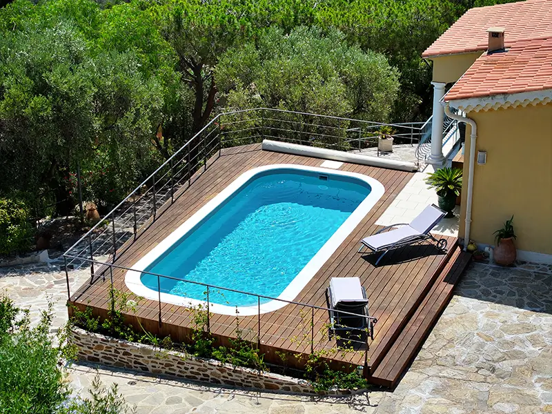 piscine semi-enterrée