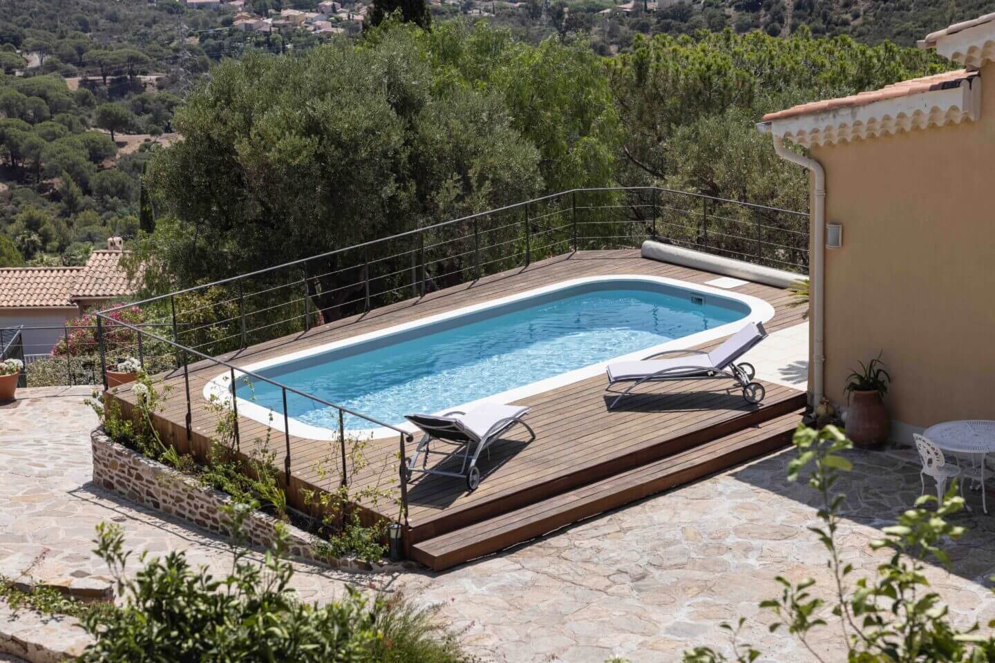 piscine rectangle bords arrondis terrasse bois