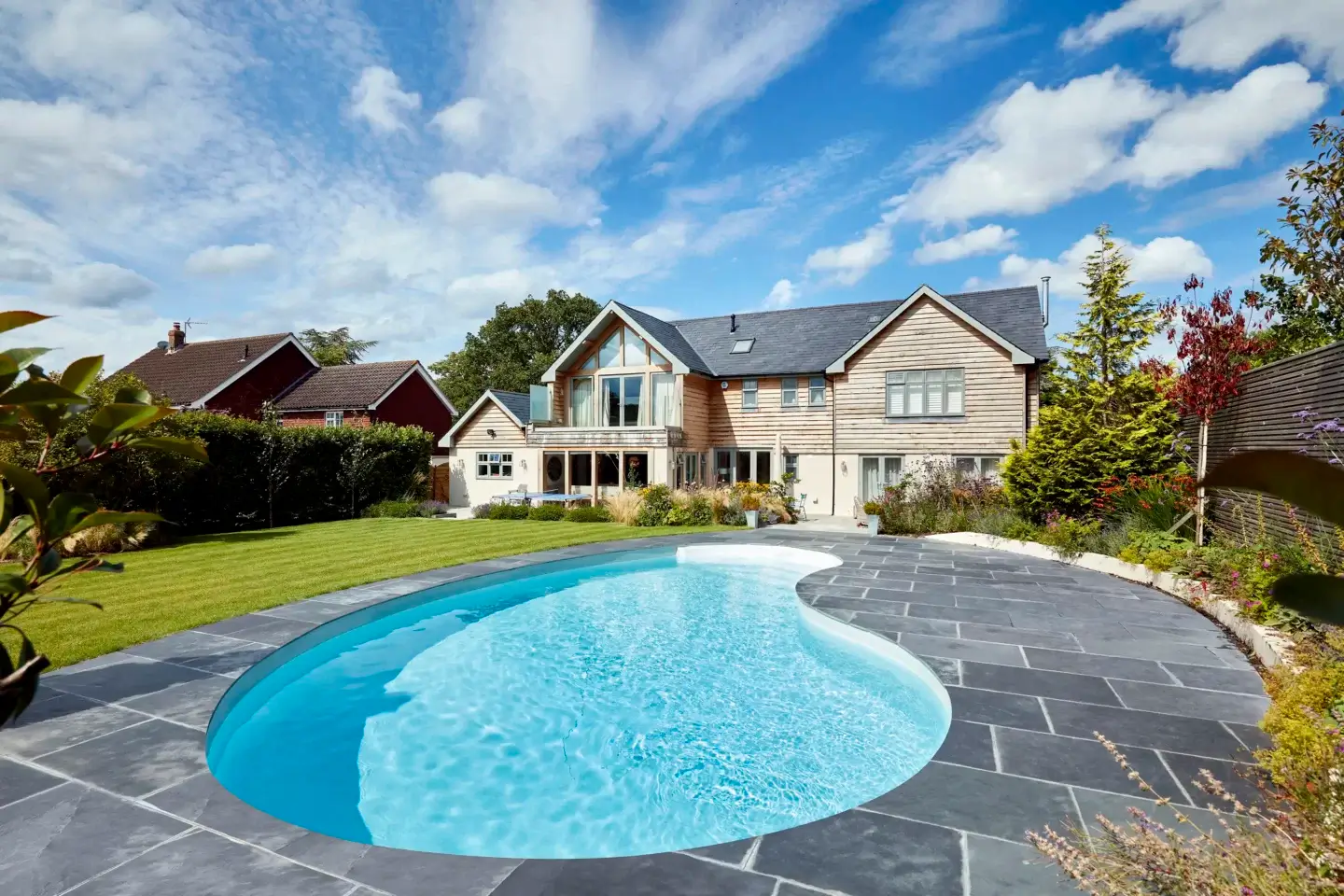 piscine haricot enterrée margelles grises