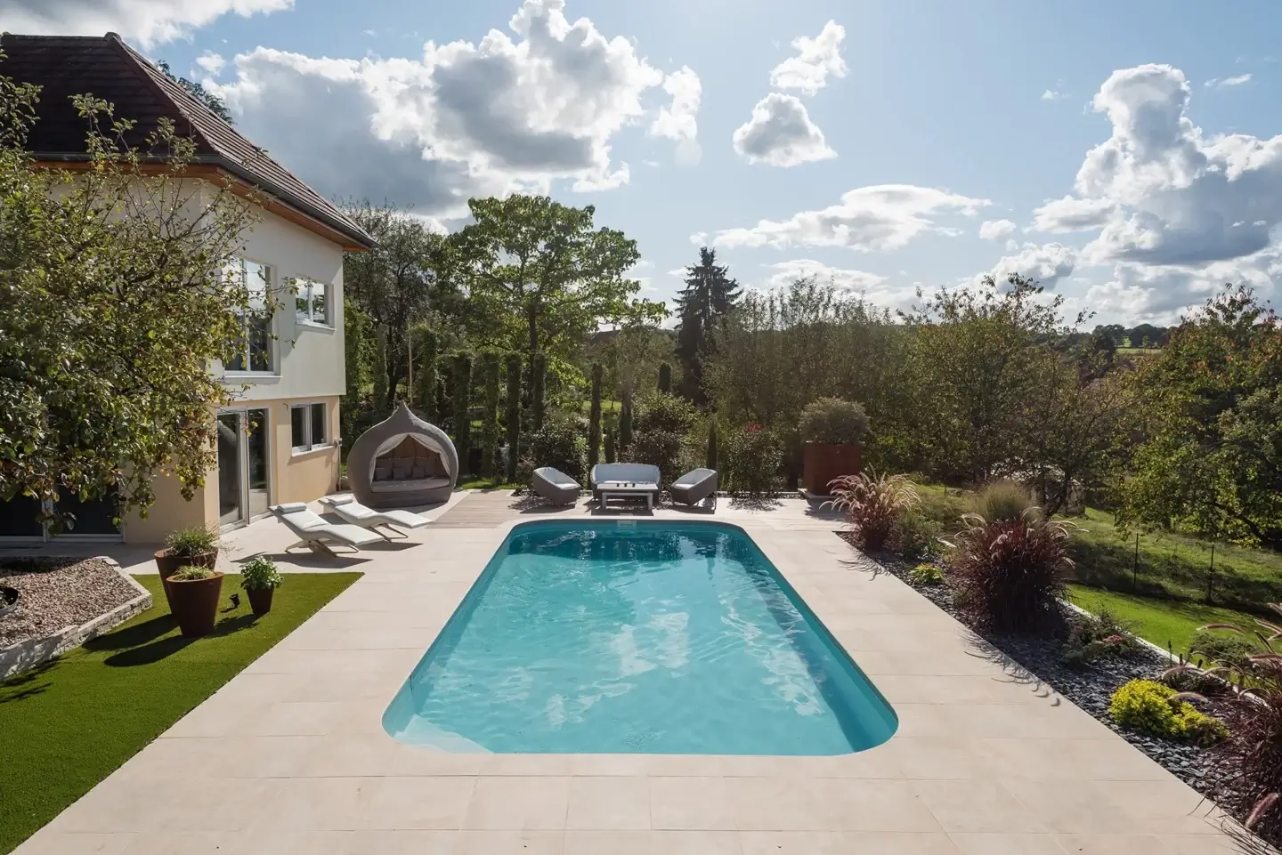 piscine bords arrondis margelles beiges