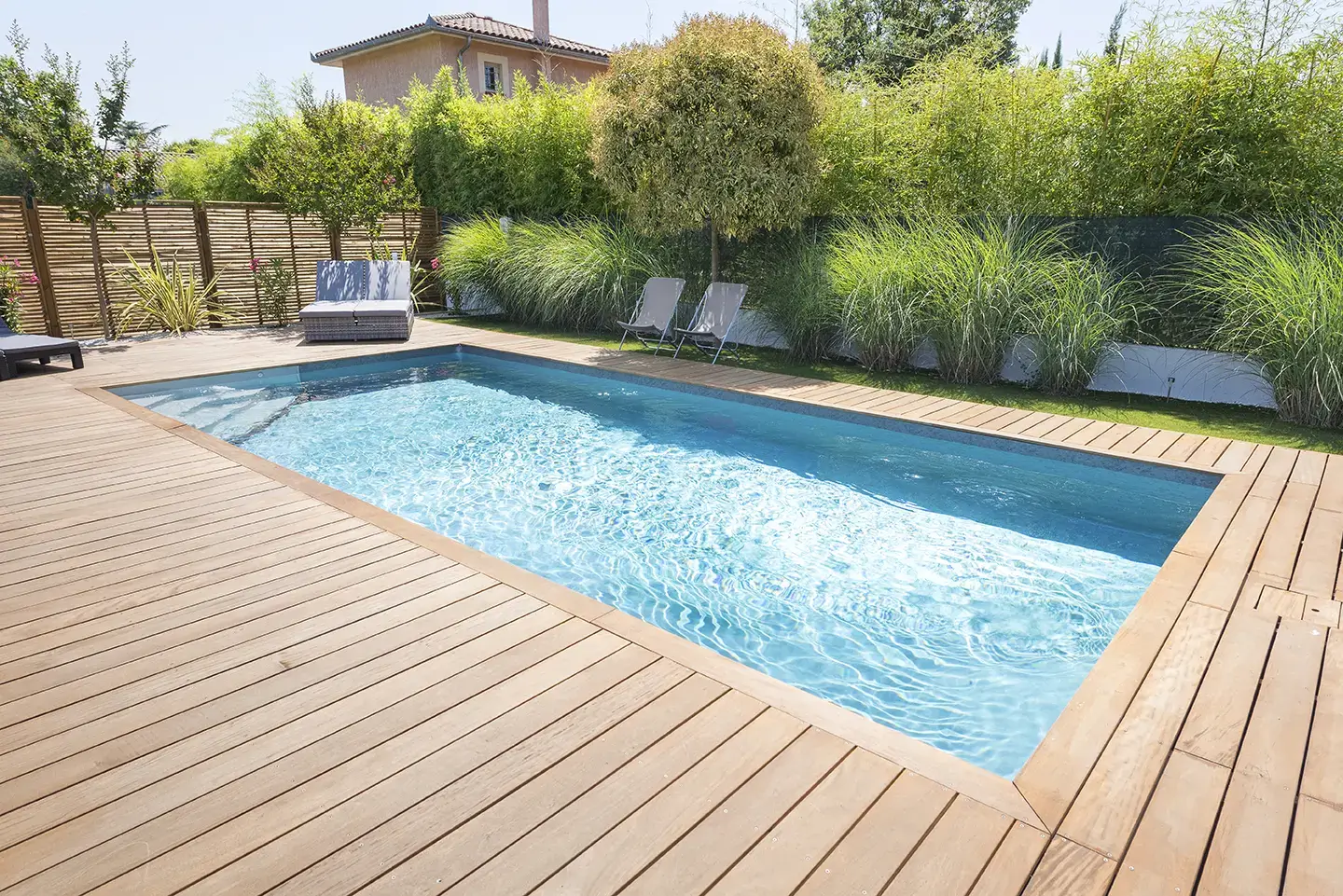 piscine rectangle enterrée margelles foncées