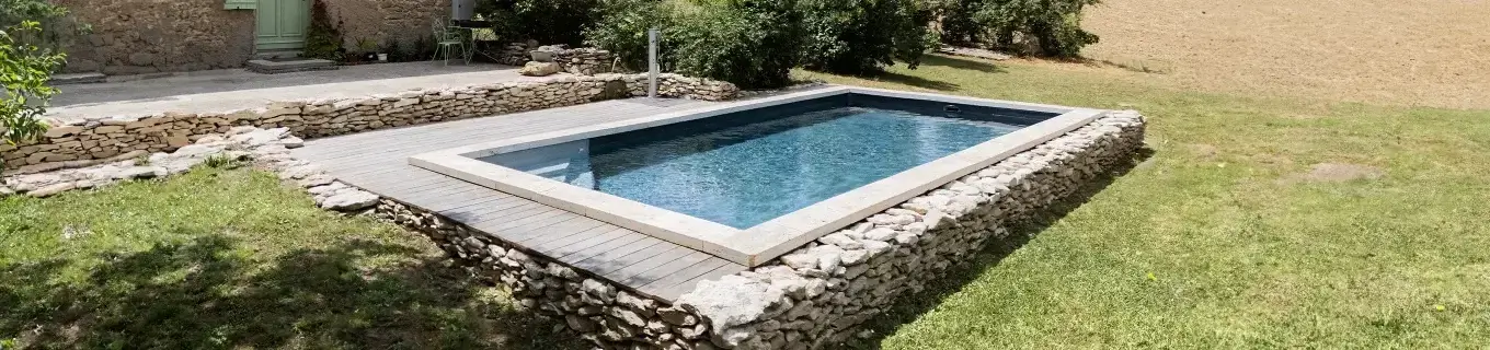 piscine semi enterrée habillage pierres et bois
