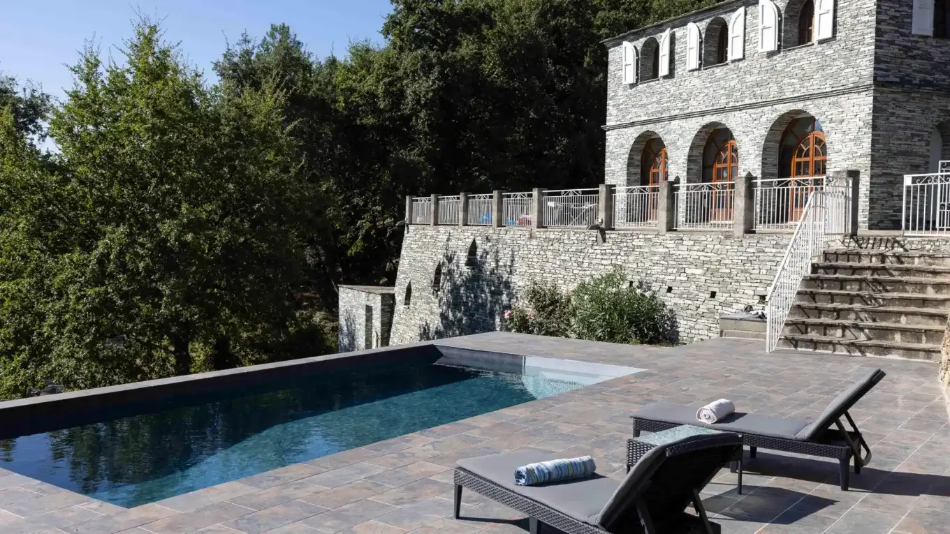 piscine rectangle enterrée margelles foncées