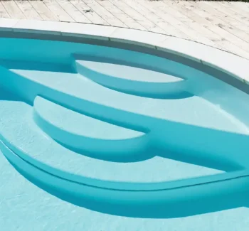 escalier-piscine-enjoy-avec-margelles