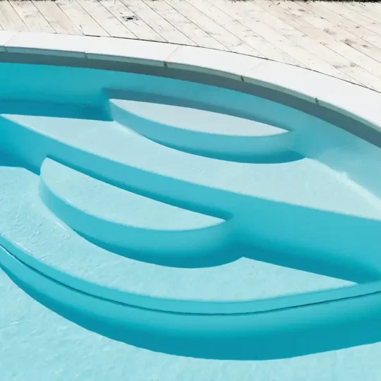 escalier-piscine-enjoy-avec-margelles