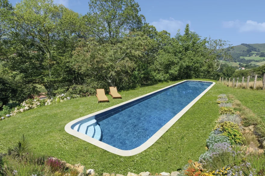 grand couloir de nage escalier intégré
