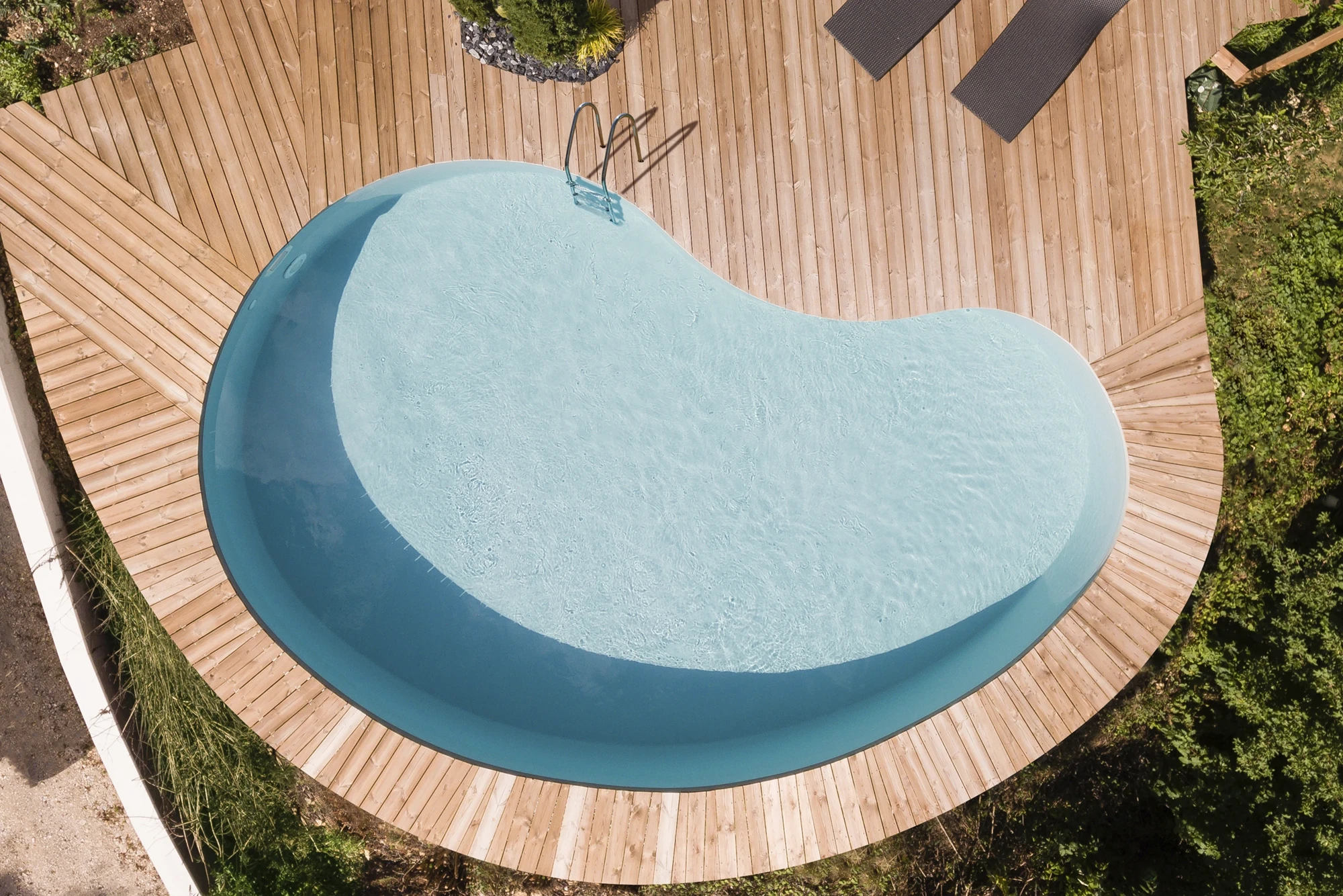 grande piscine haricot terrasse bois