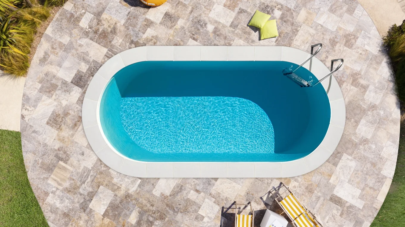 mini piscine ovale échelle carrelage