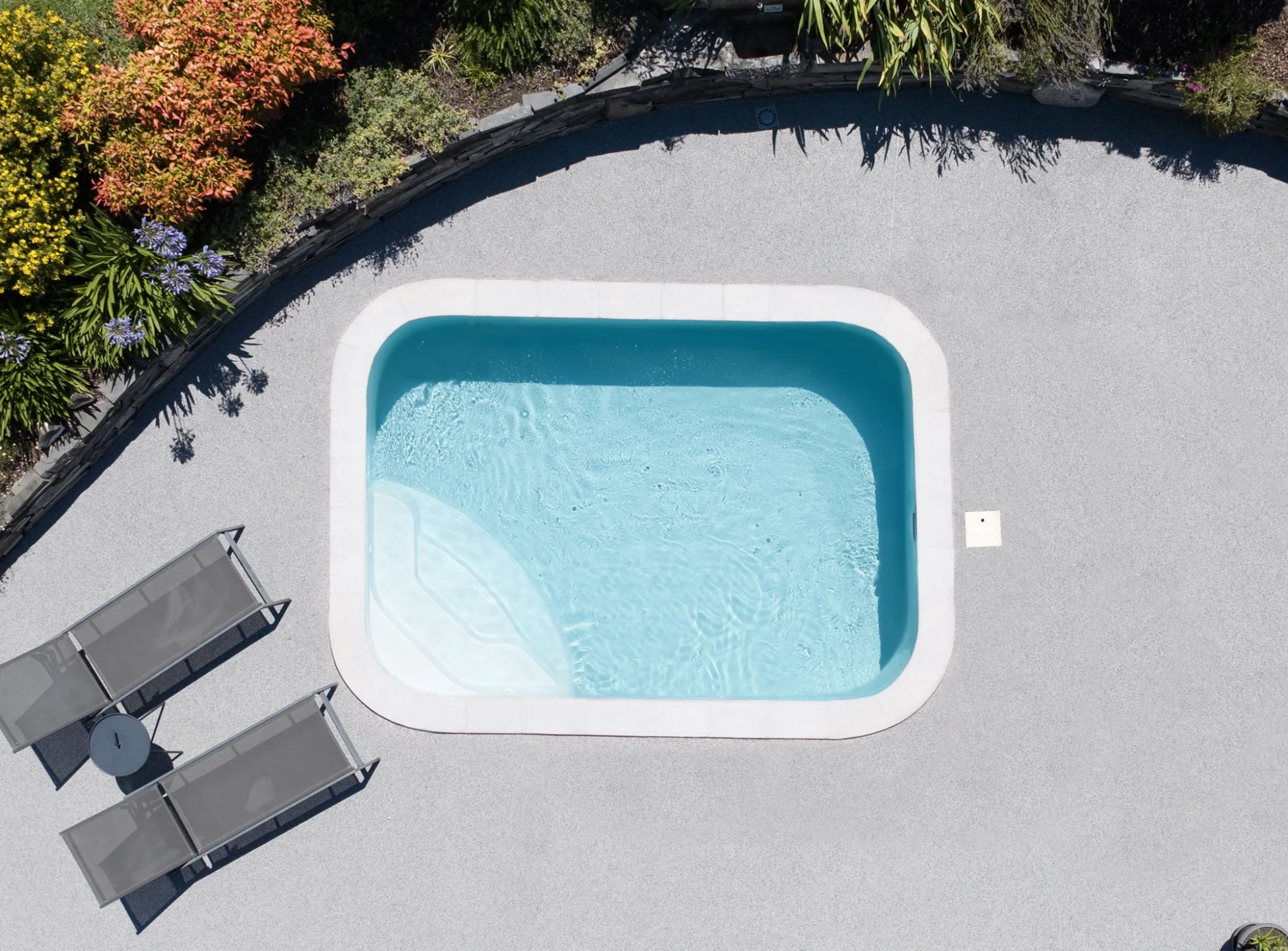 mini piscine rectangle escalier terrasse béton gris