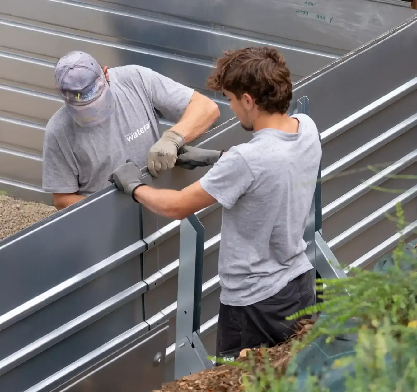 Montage panneau structuré acier