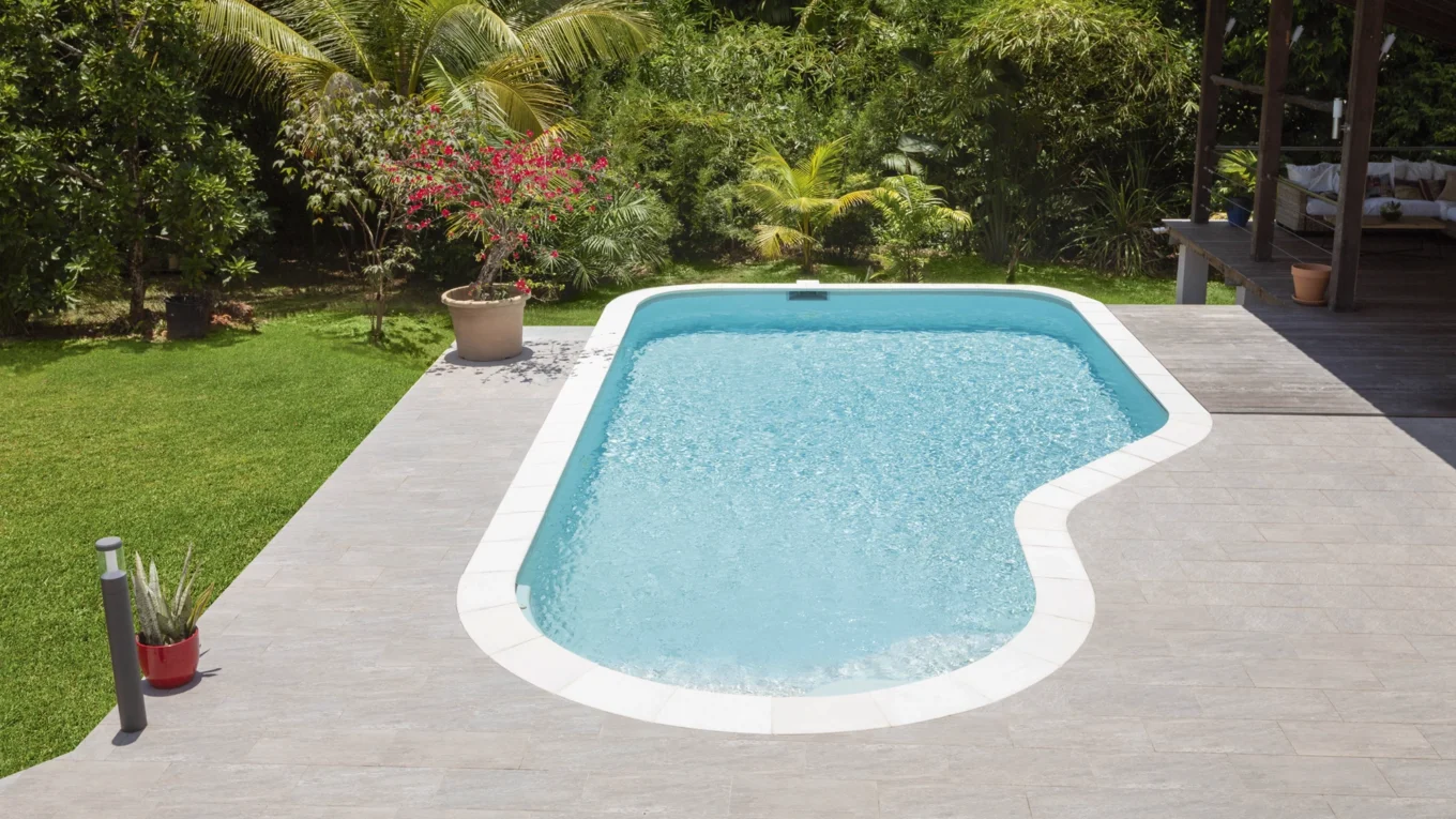 piscine forme libre terrasse beige