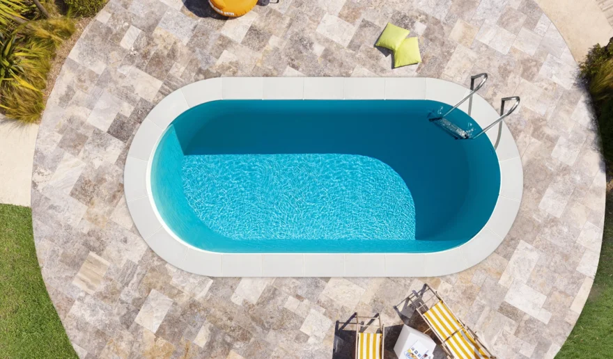 piscine ovale échelle