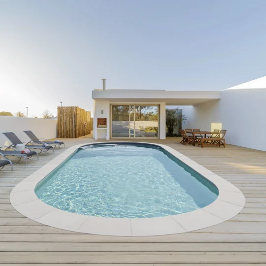 piscine ovale escalier immergé