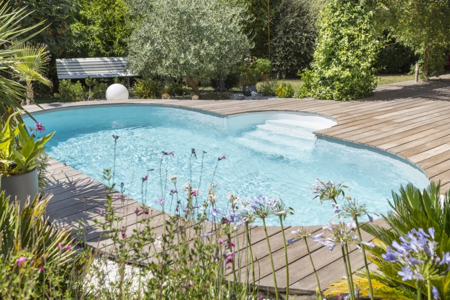 piscine ovale escalier terrasse bois