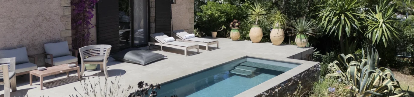 piscine rectangle escalier banquette