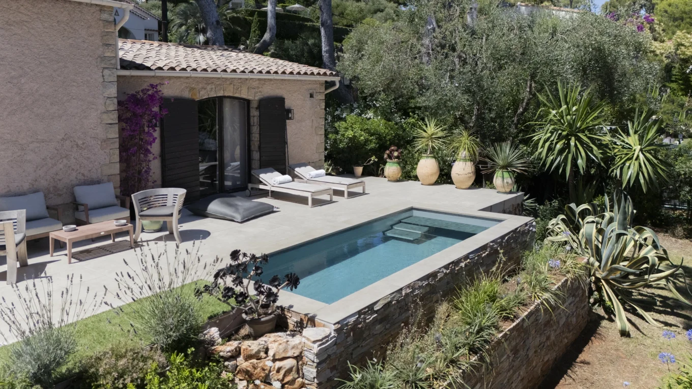 piscine rectangle escalier banquette