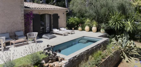 piscine rectangle escalier banquette