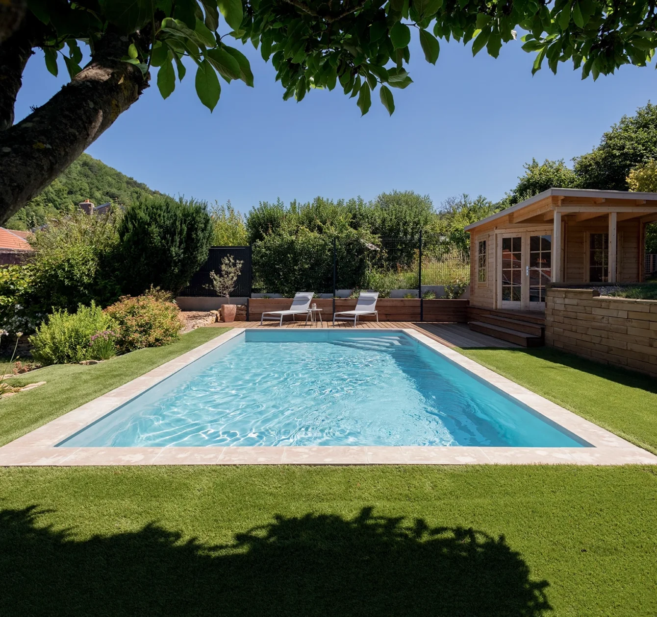 piscine rectangle jardin gazon