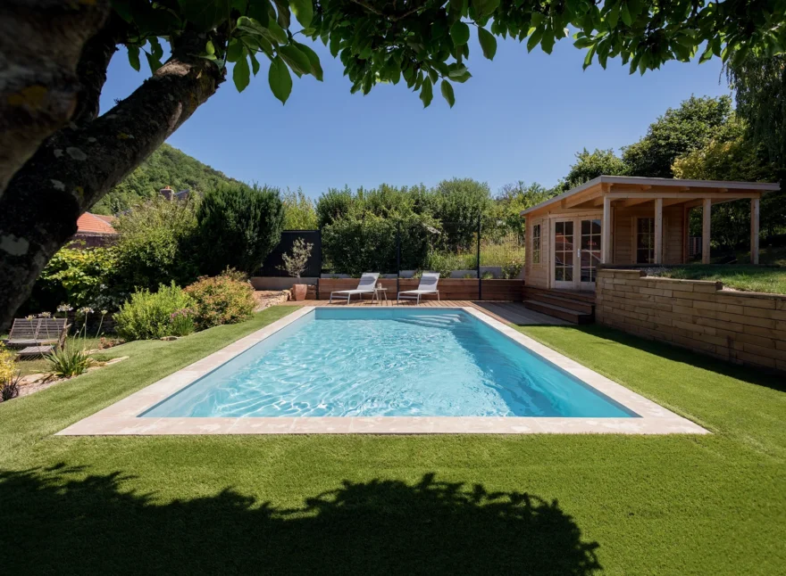 piscine rectangle jardin gazon