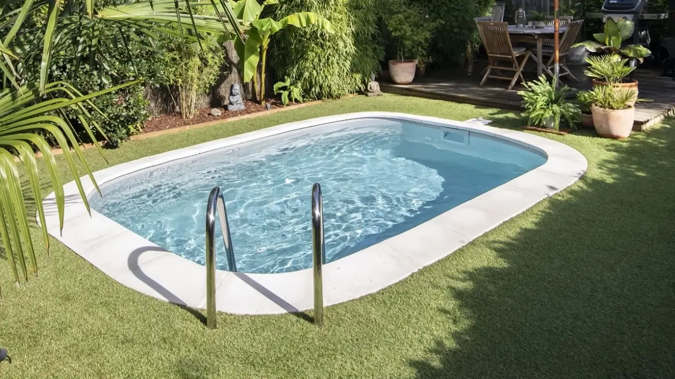 mini piscine rectangle margelles gazon échelle