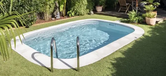 mini piscine rectangle margelles gazon échelle