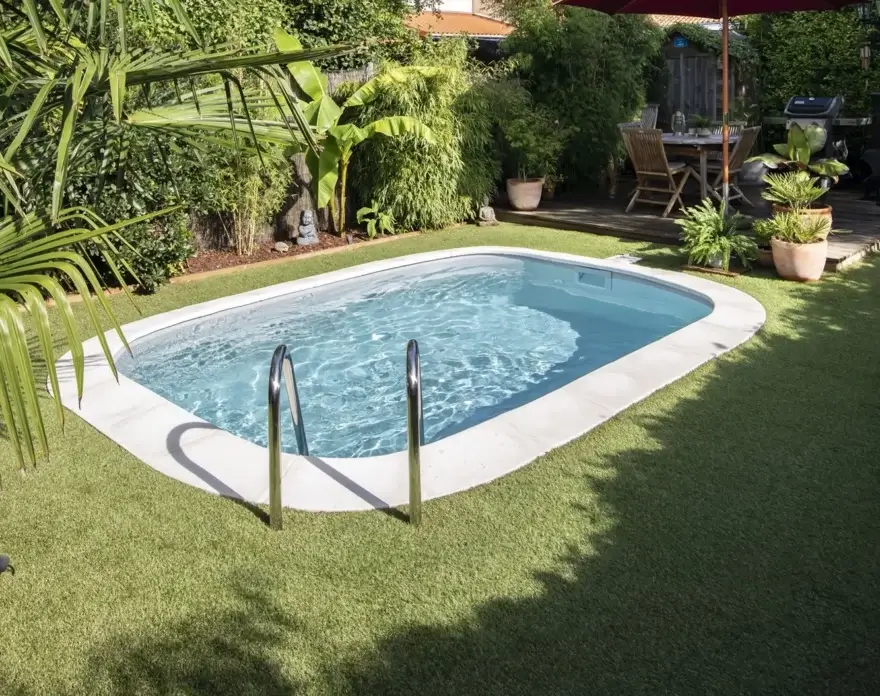 mini piscine rectangle margelles gazon échelle
