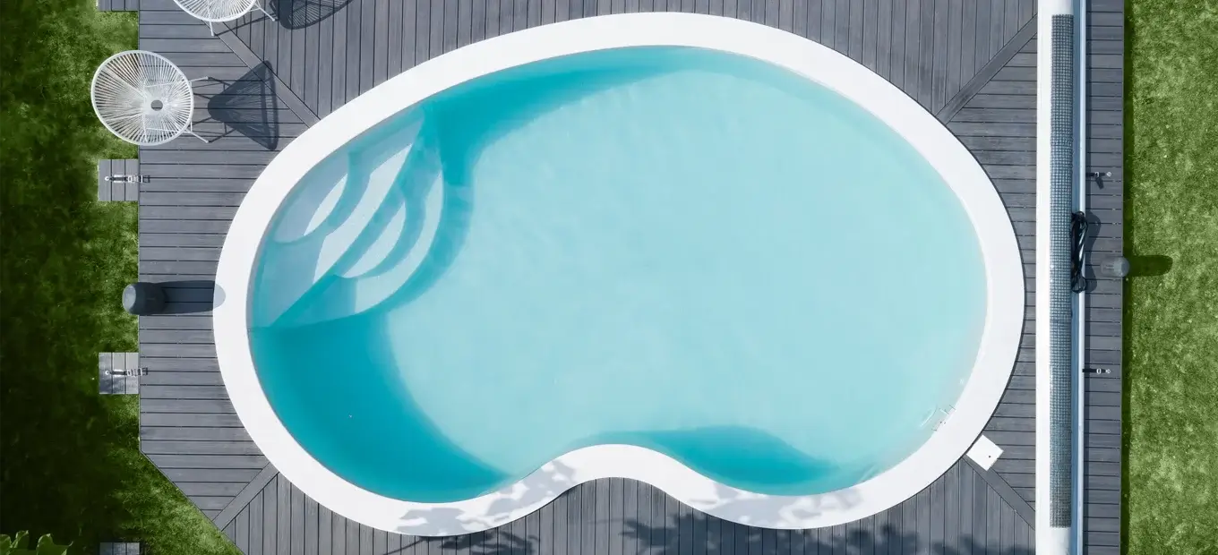 piscine haricot drone terrasse bois